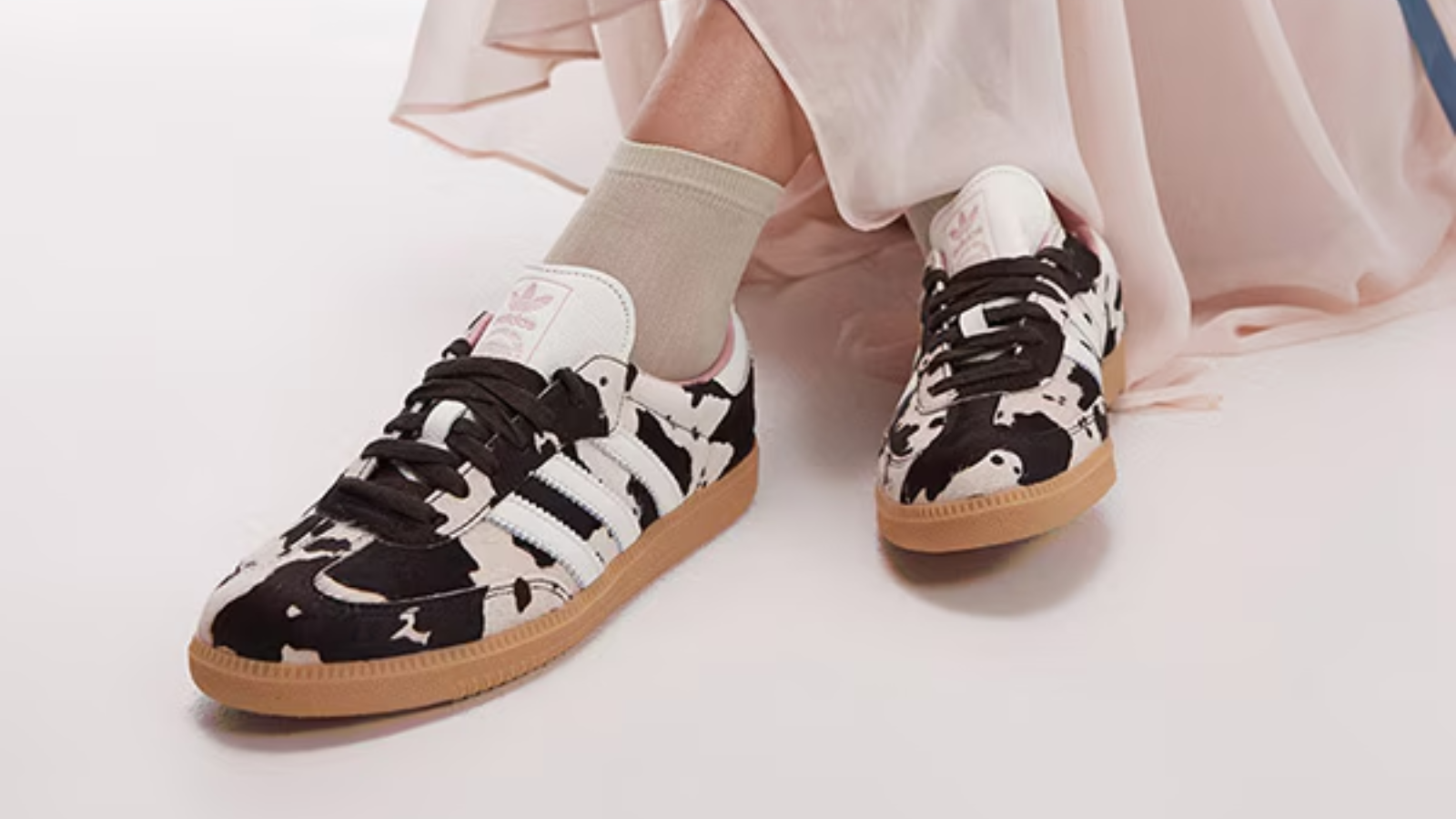 Hinh anh 7: Giay ASOS x adidas Samba 'Cow Print' voi hoa tiet bo sua va chi tiet hong pastel