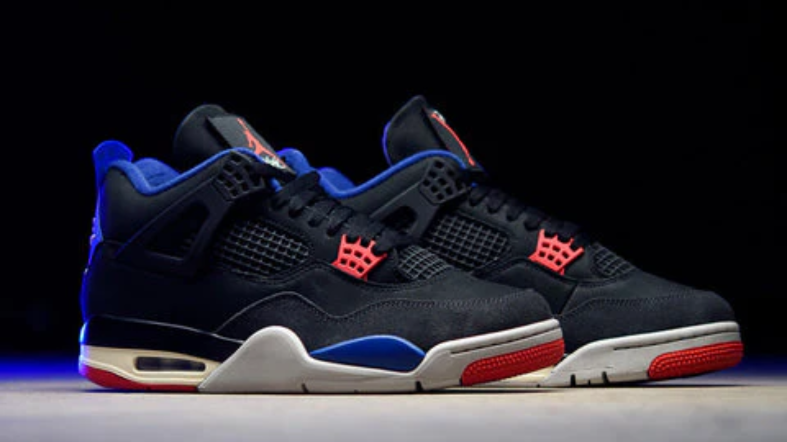 Hinh anh 2: Air Jordan 4 Rare Air voi phoi mau den, do va xanh, phat hanh he 2025