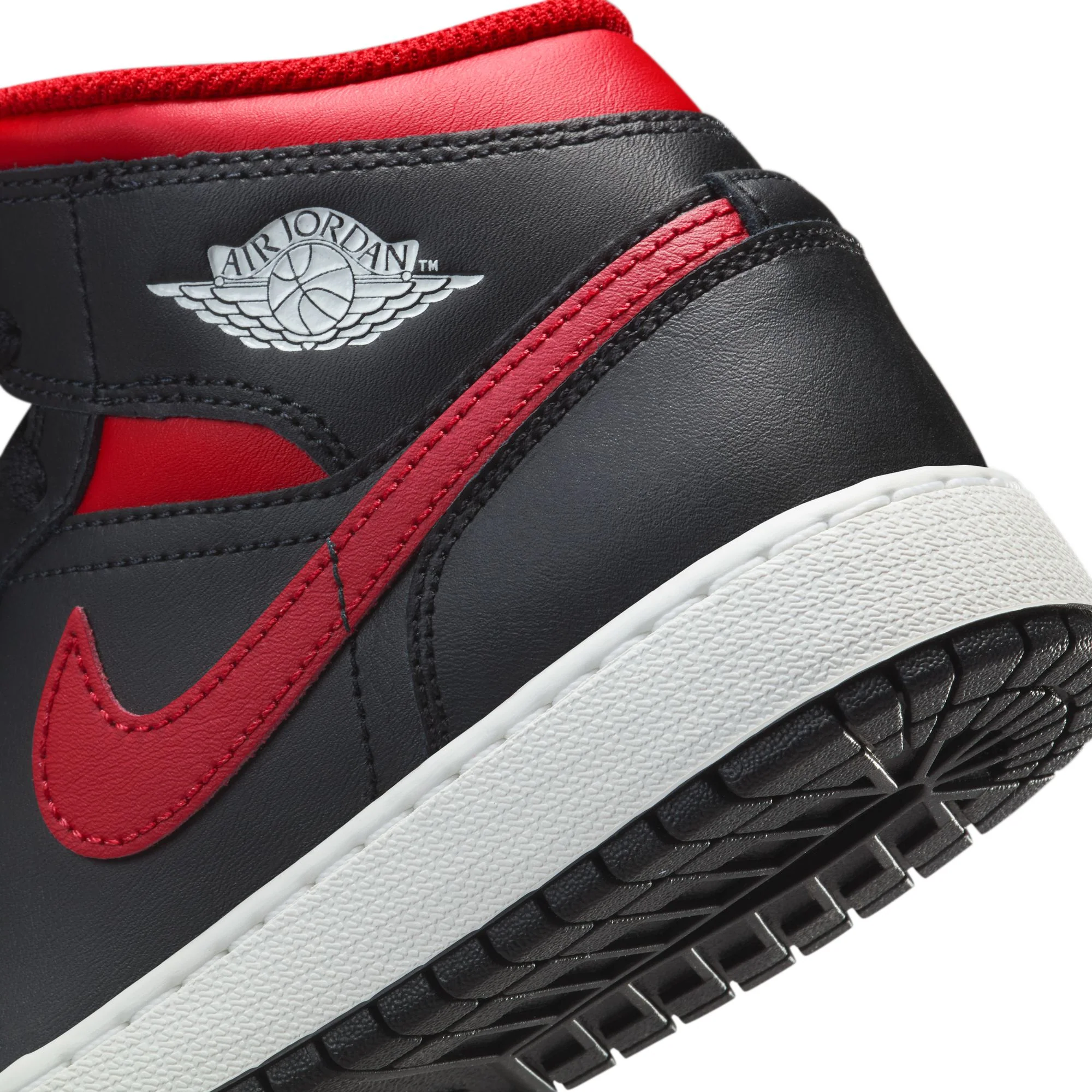 Chiêm ngưỡng Air Jordan 1 Mid "Black/Varsity Red" với diện mạo mới đầy cuốn hút