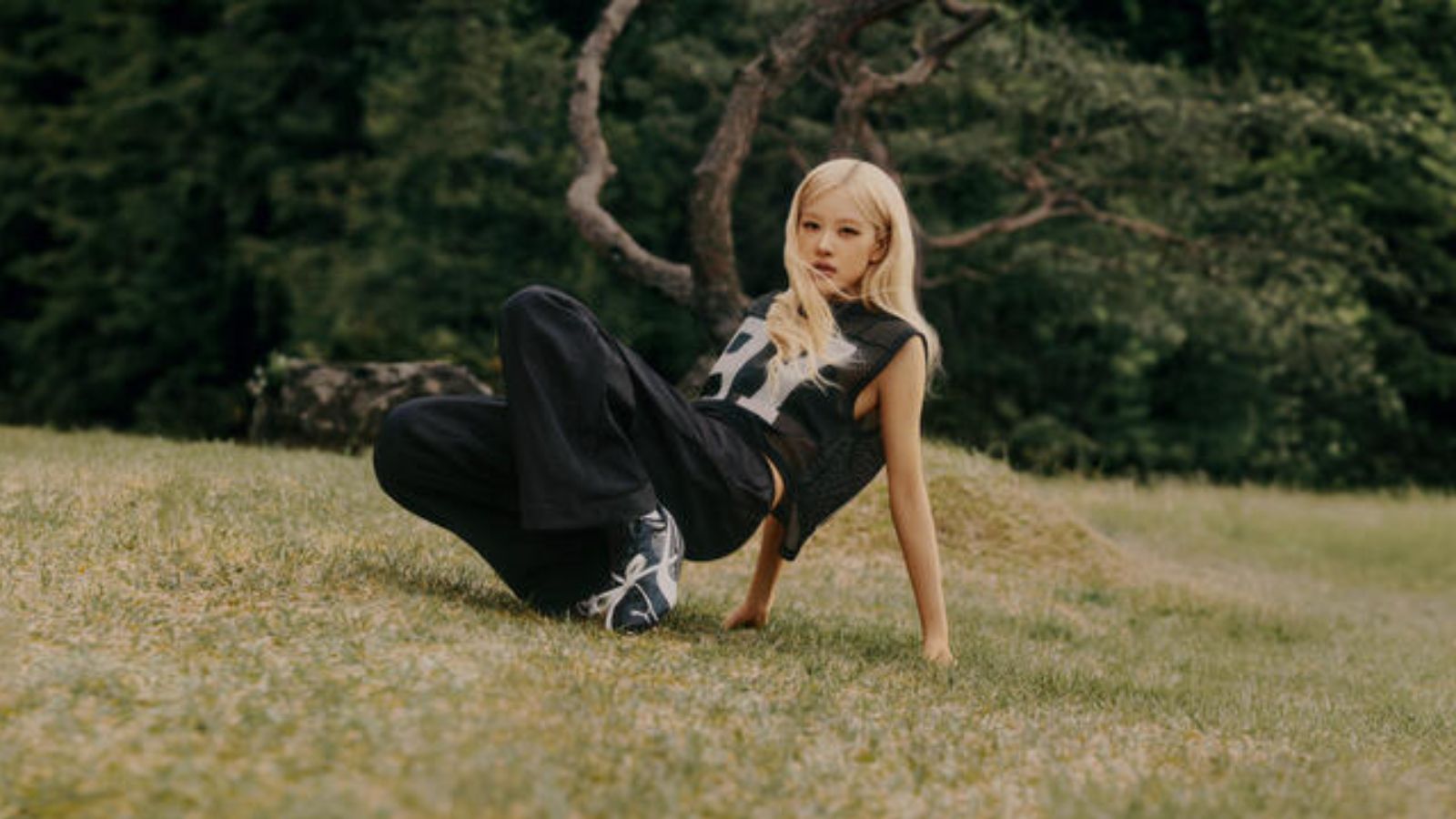 Hinh anh 1: Rose tu BLACKPINK trong chien dich PUMA, cung bo suu tap giay va trang phuc dac biet.