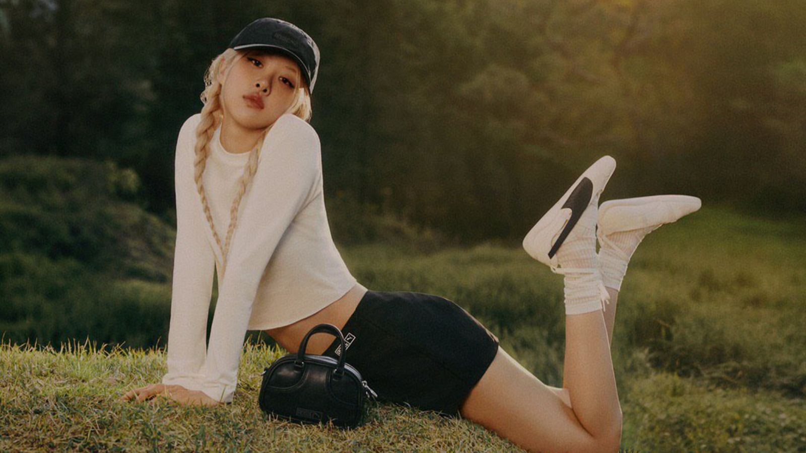 Hinh anh 3: Rose tu BLACKPINK trong chien dich PUMA, cung bo suu tap giay va trang phuc dac biet.