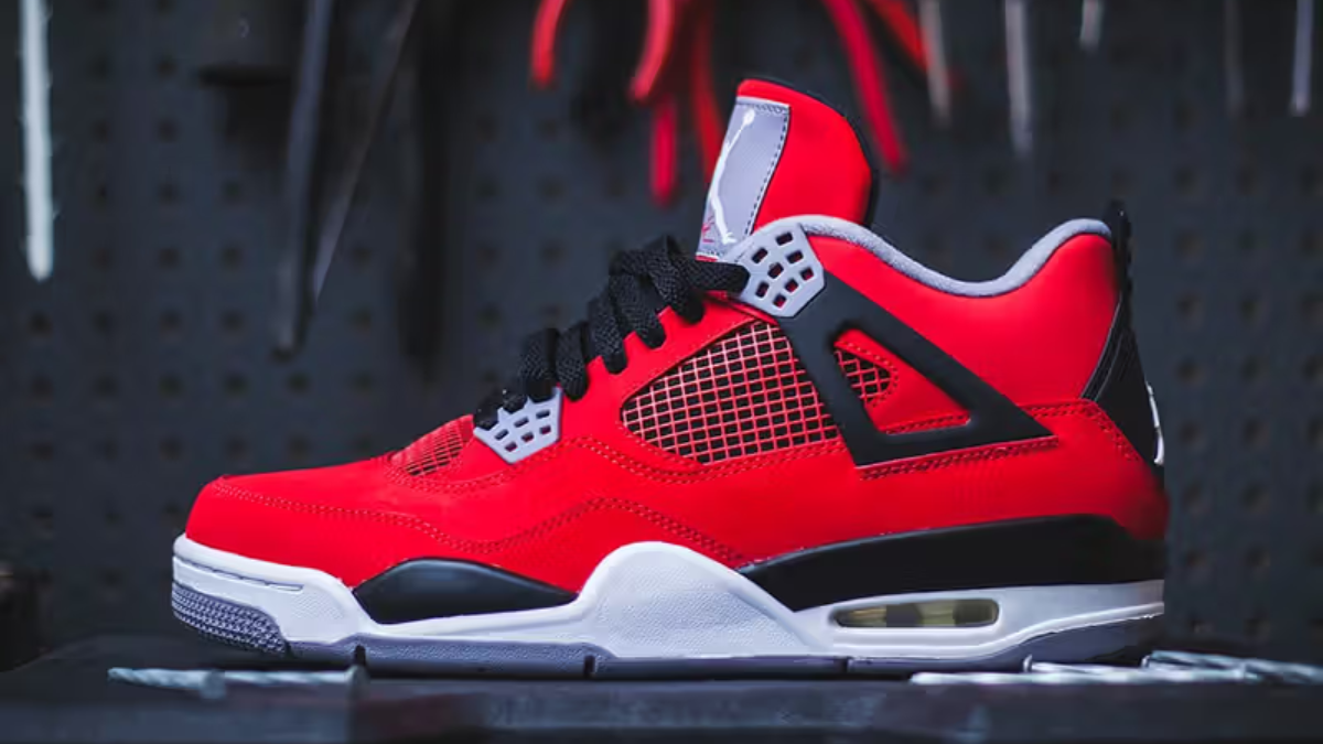 Air Jordan 4 “Toro Bravo” phien ban 2026 voi thiet ke do ruc lua