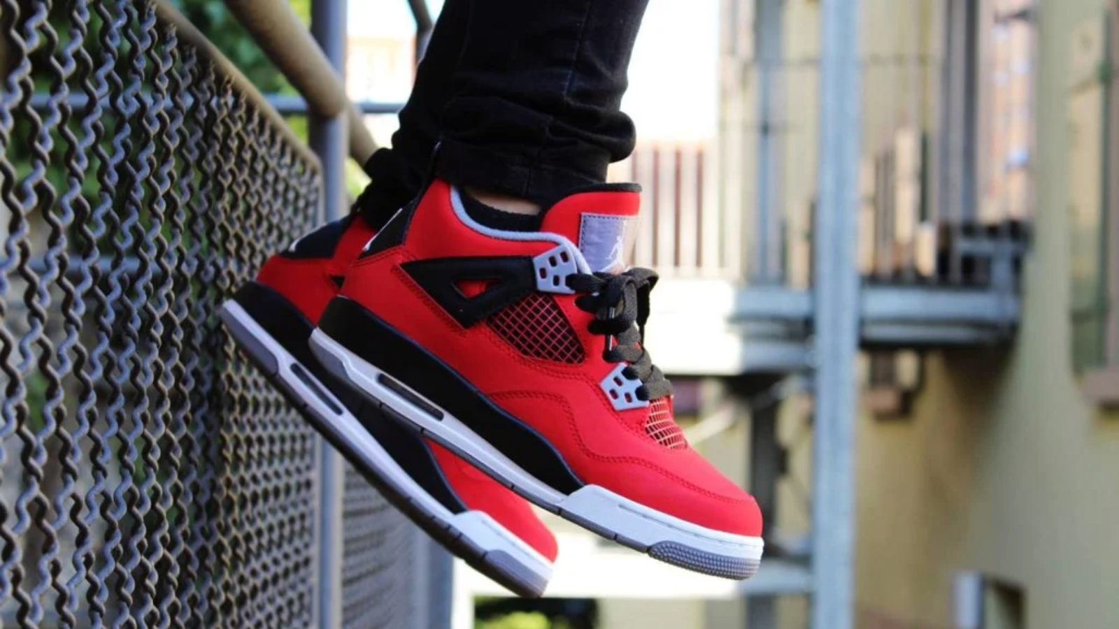 Hinh anh 1: Air Jordan 4 “Toro Bravo” phien ban 2026 voi thiet ke do ruc lua