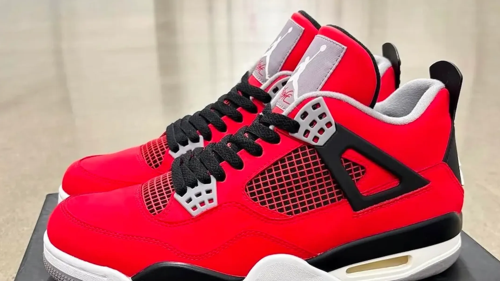 Hinh anh 2: Air Jordan 4 “Toro Bravo” phien ban 2026 voi thiet ke do ruc lua