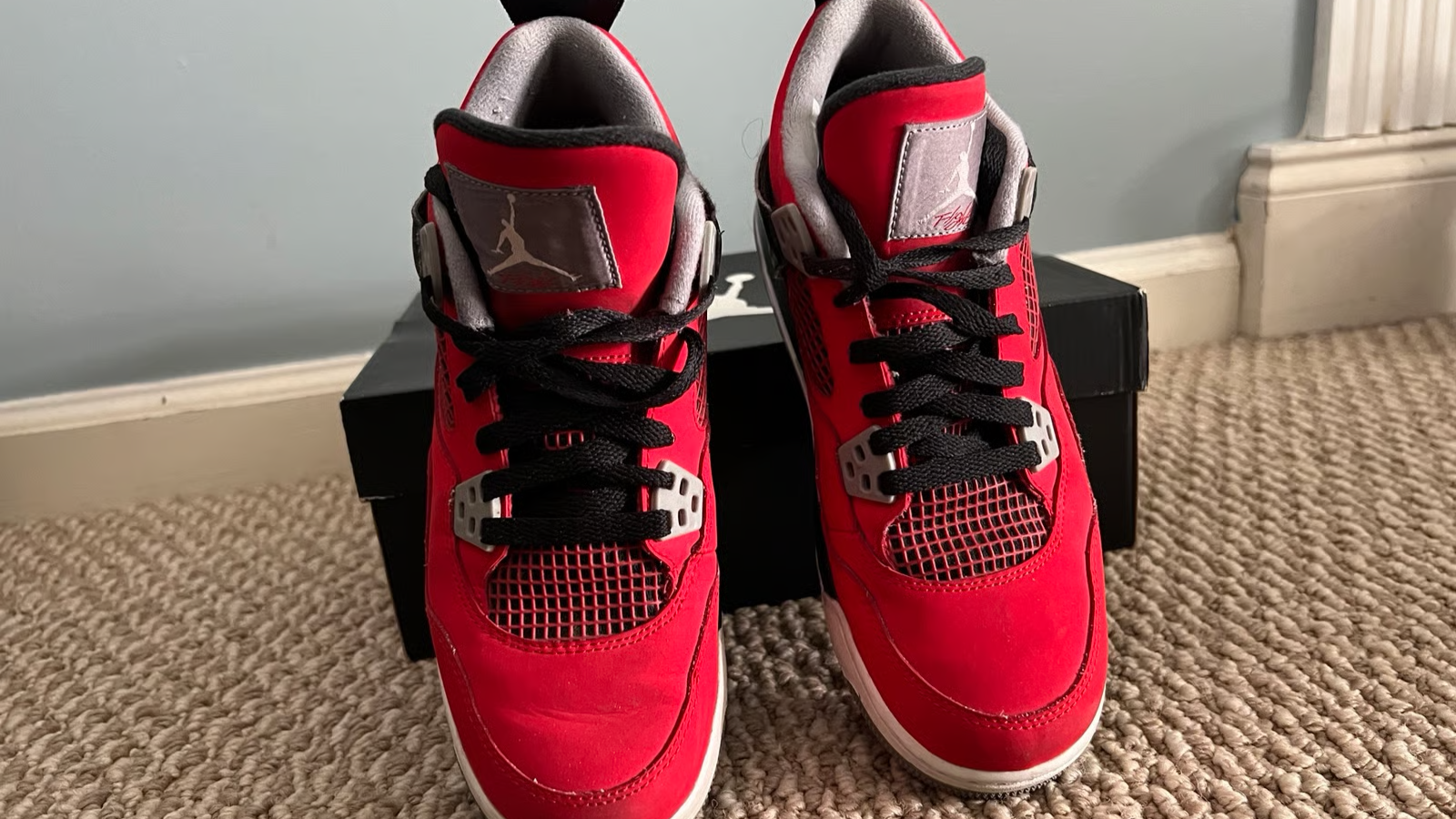 Hinh anh 3: Air Jordan 4 “Toro Bravo” phien ban 2026 voi thiet ke do ruc lua