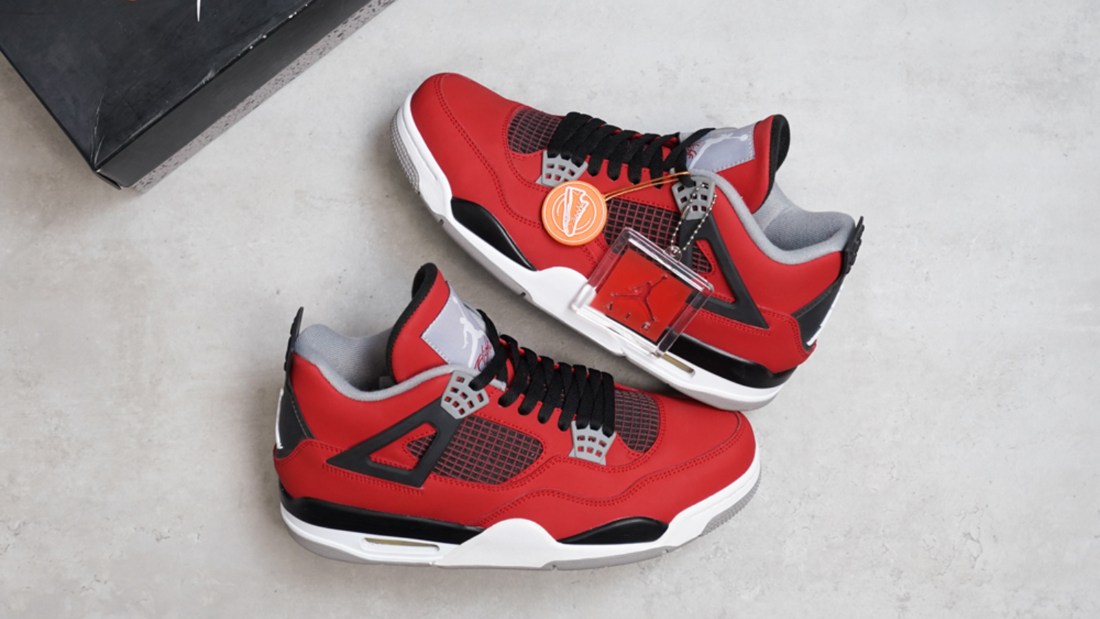 Hinh anh 4: Air Jordan 4 “Toro Bravo” phien ban 2026 voi thiet ke do ruc lua