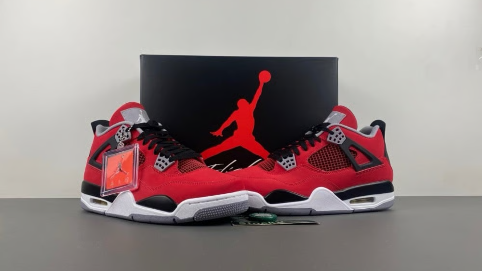 Hinh anh 6: Air Jordan 4 “Toro Bravo” phien ban 2026 voi thiet ke do ruc lua