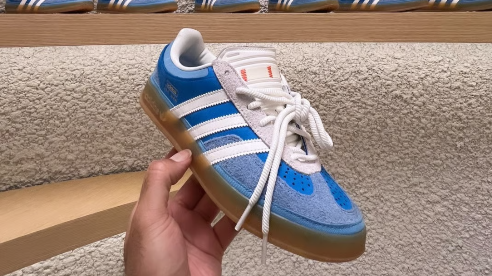 Hinh anh 10: Hinh anh cac doi sneaker collab cua Bad Bunny va adidas tu 2023 den 2025