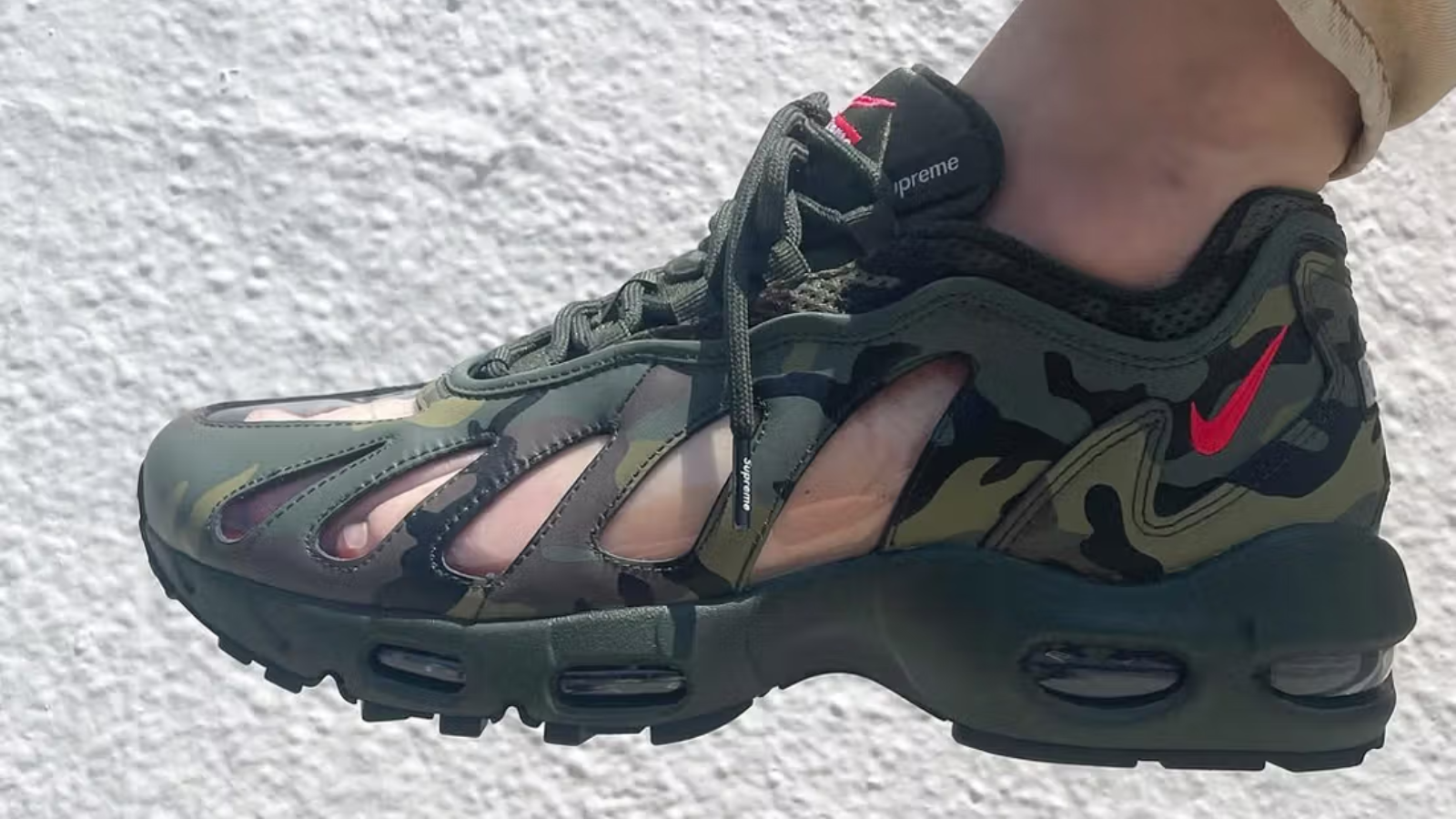 Hinh anh 2: Giay sneaker trong suot khien chan bi hap hoi va khong thoang mat