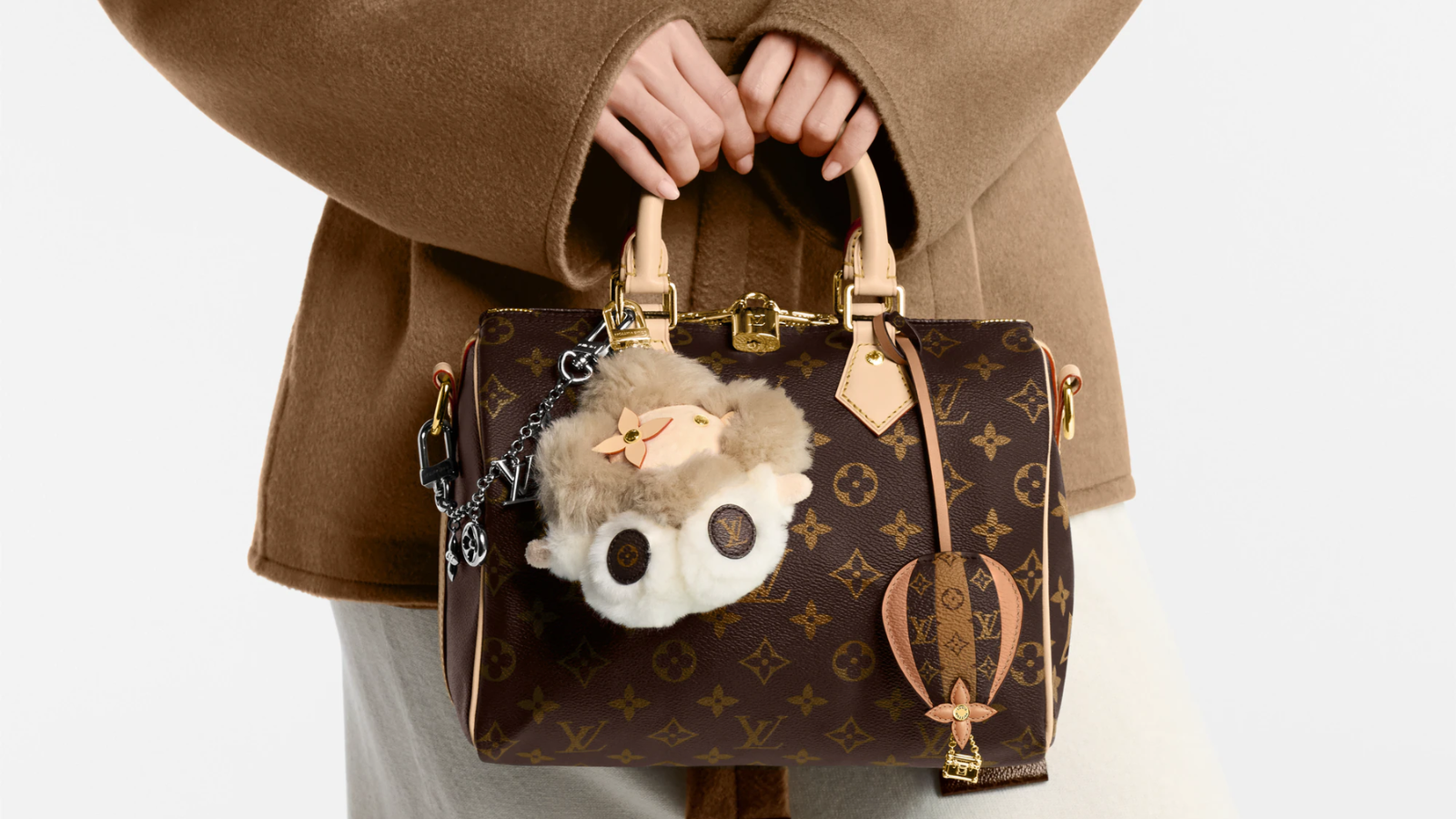 Hinh anh 4: Vivienne Fashionista va Louis Bear - thu bong bag charms Louis Vuitton 2025