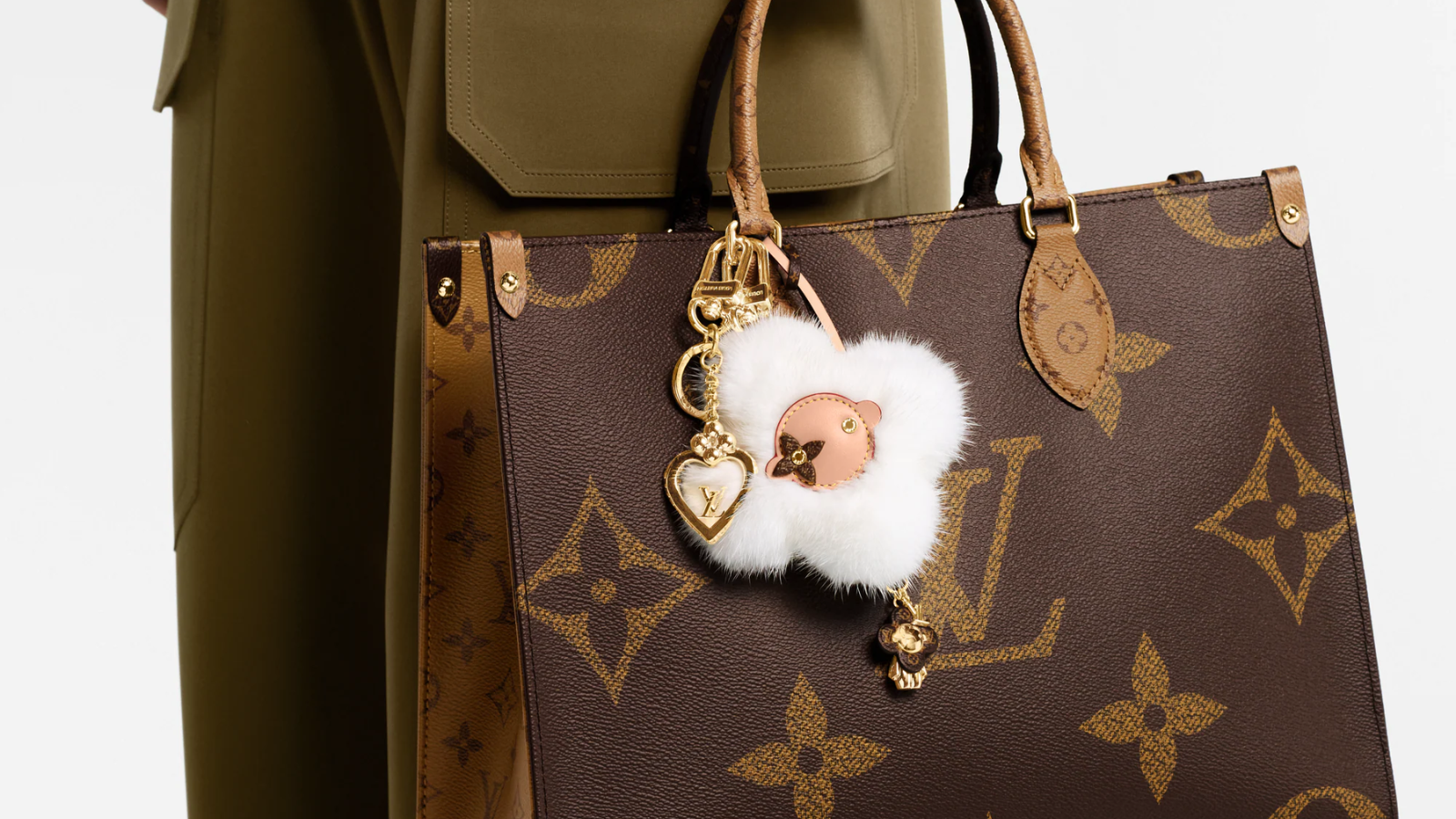 Hinh anh 1: Vivienne Fashionista va Louis Bear - thu bong bag charms Louis Vuitton 2025