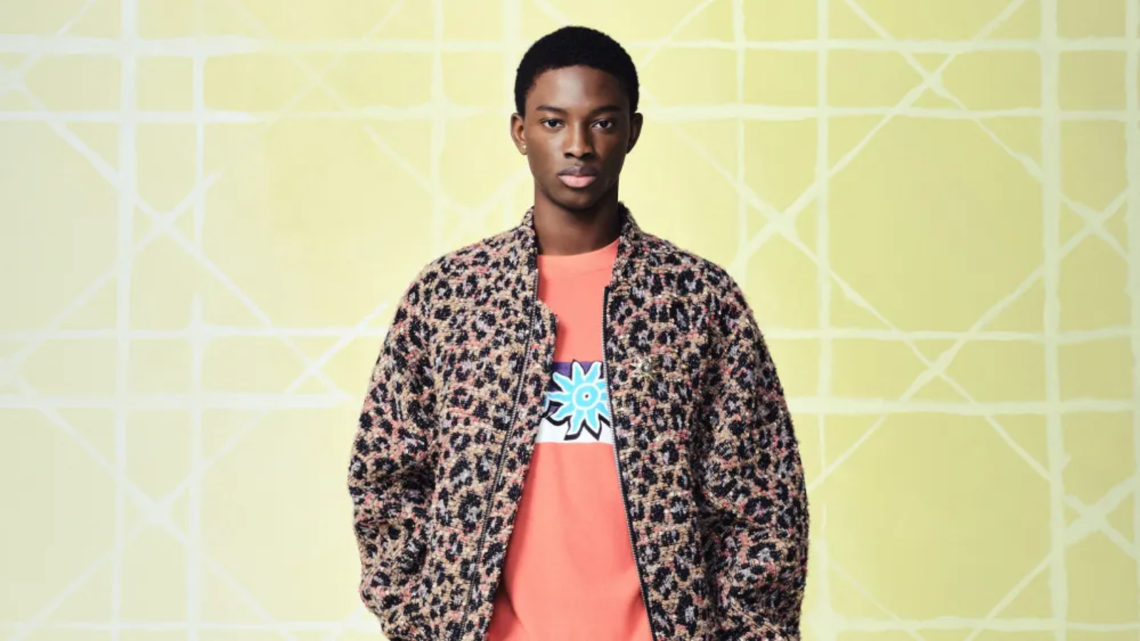 Hinh anh 1: Lewis Hamilton trong bo suu tap Dior x Lewis Hamilton 2025, lay cam hung tu Afrofuturism va thoi trang cao cap.