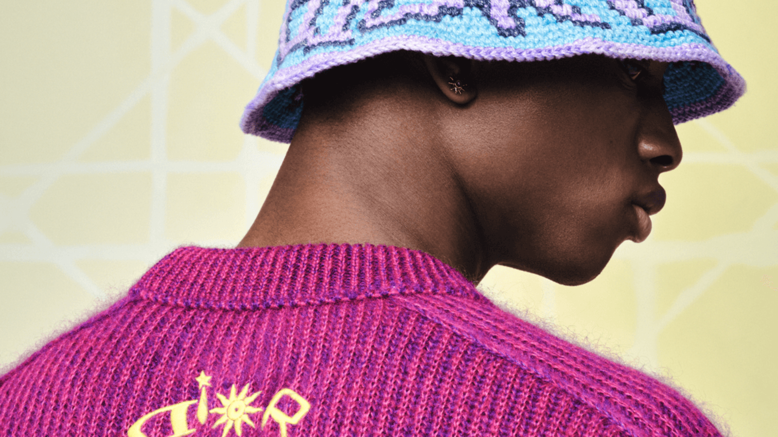 Hinh anh 4: Lewis Hamilton trong bo suu tap Dior x Lewis Hamilton 2025, lay cam hung tu Afrofuturism va thoi trang cao cap.