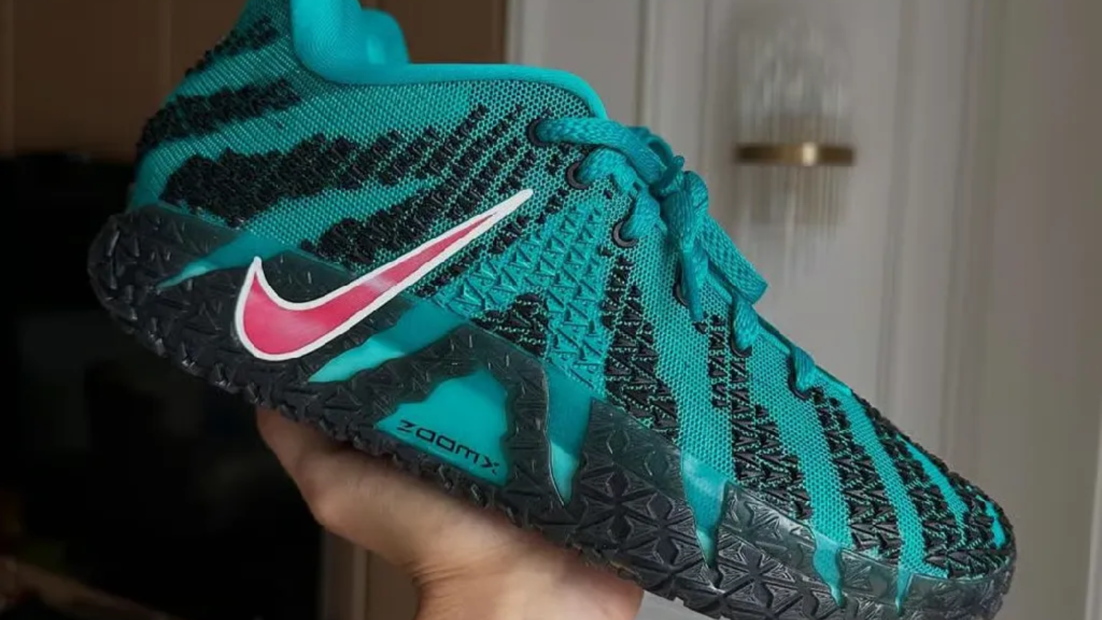 Hinh anh 1: Doi giay Nike Ja 3 voi thiet ke noi bat va dem ZoomX