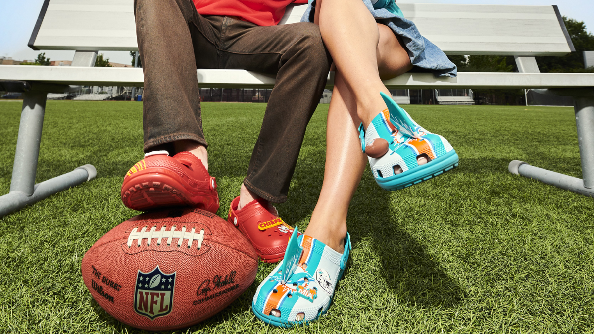 Hinh anh bo suu tap Crocs x NFL voi cac mau giay mang logo va mau sac cua doi bong bau duc