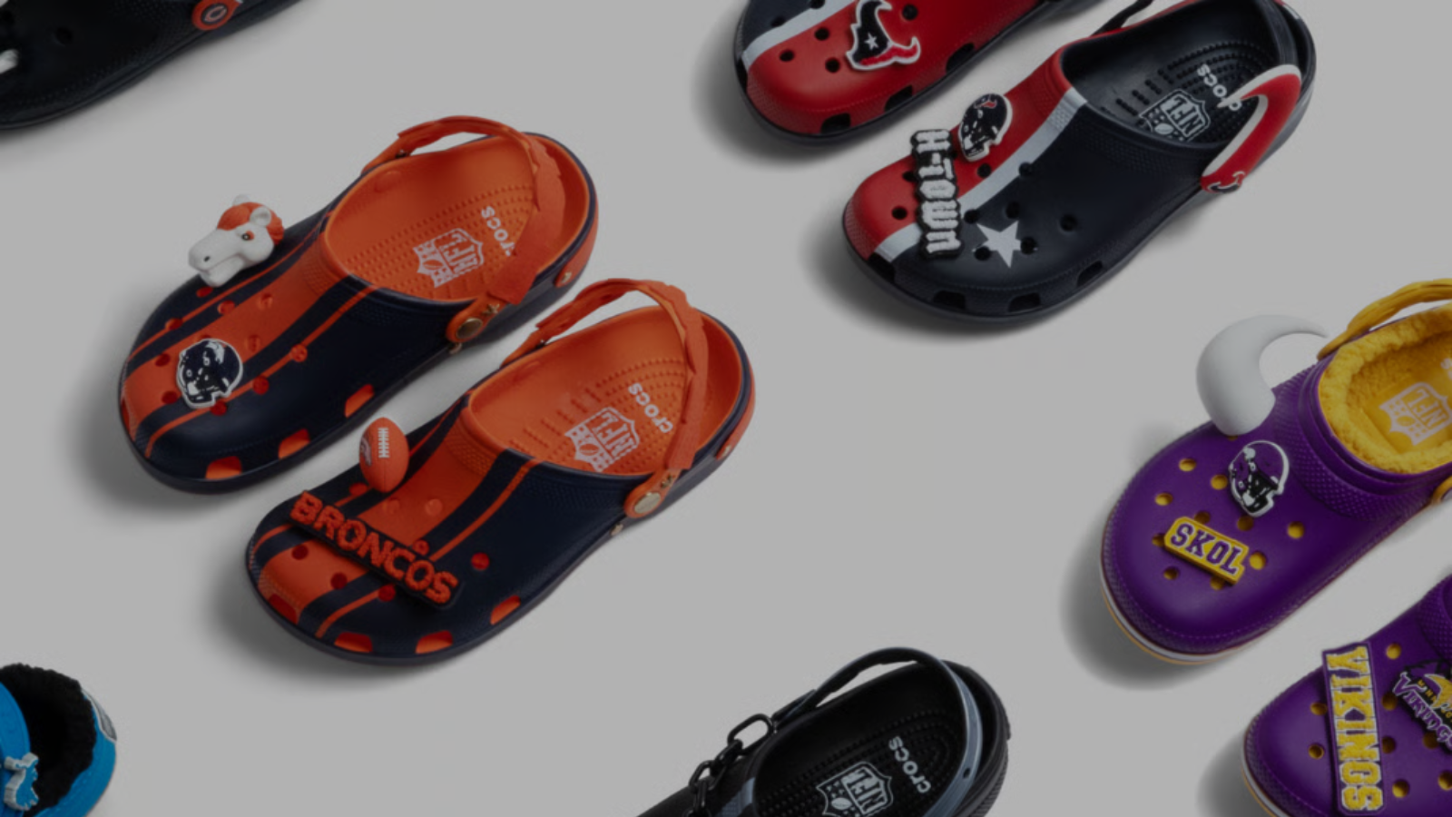 Hinh anh 2: Hinh anh bo suu tap Crocs x NFL voi cac mau giay mang logo va mau sac cua doi bong bau duc