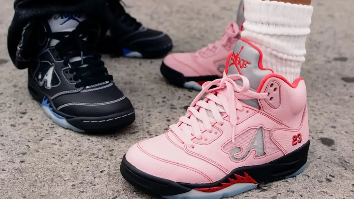 Awake NY x Air Jordan 5 Retro voi thiet ke doc dao, gom hai phoi mau noi bat Bubblegum Pink va Black Racer Blue.