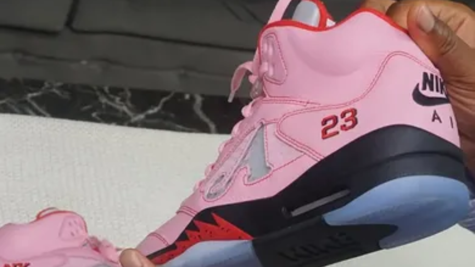 Hinh anh 4: Awake NY x Air Jordan 5 Retro voi thiet ke doc dao, gom hai phoi mau noi bat Bubblegum Pink va Black Racer Blue.