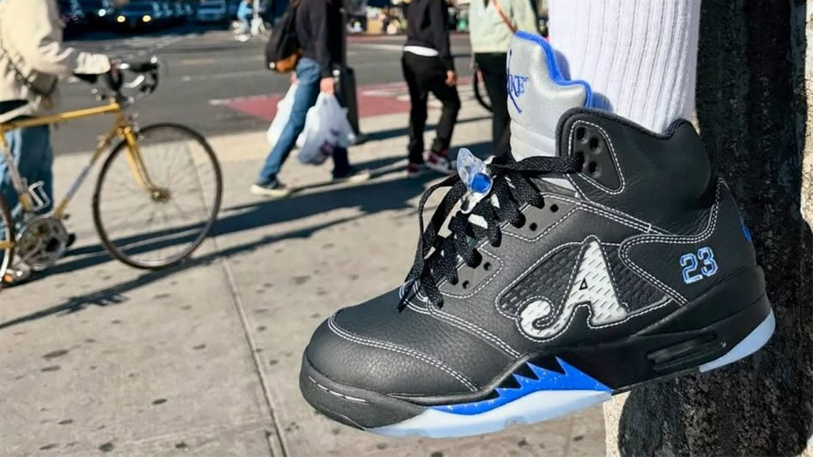 Hinh anh 2: Awake NY x Air Jordan 5 Retro voi thiet ke doc dao, gom hai phoi mau noi bat Bubblegum Pink va Black Racer Blue.