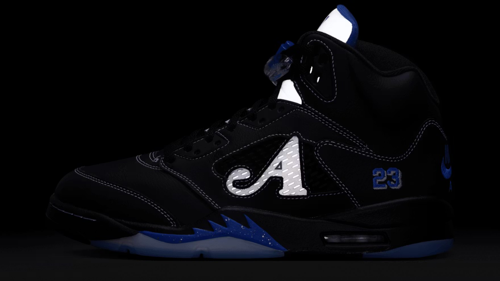 Hinh anh 5: Awake NY x Air Jordan 5 Retro voi thiet ke doc dao, gom hai phoi mau noi bat Bubblegum Pink va Black Racer Blue.