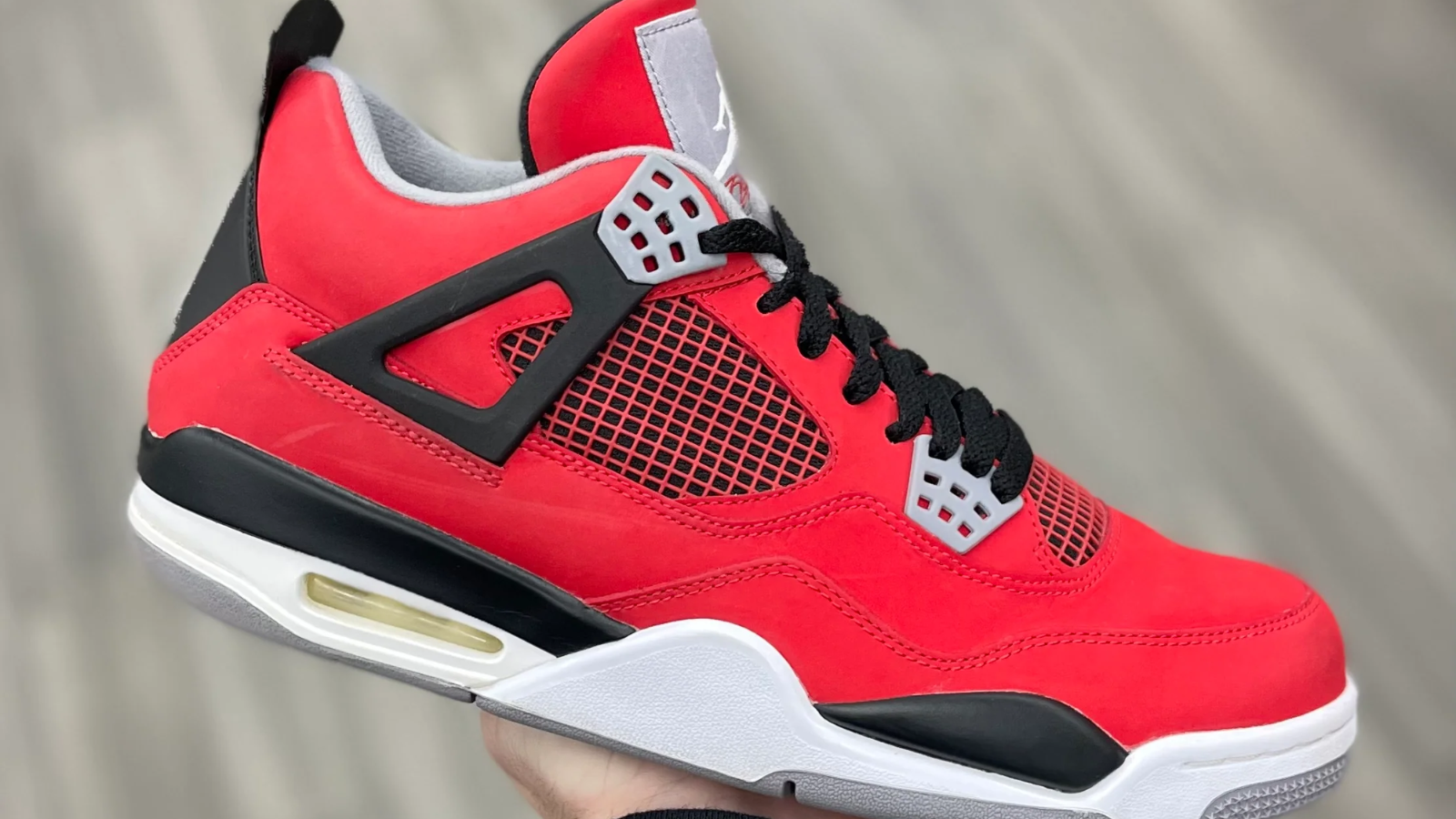 Hinh anh 7: Air Jordan 4 “Toro Bravo” phien ban 2026 voi thiet ke do ruc lua