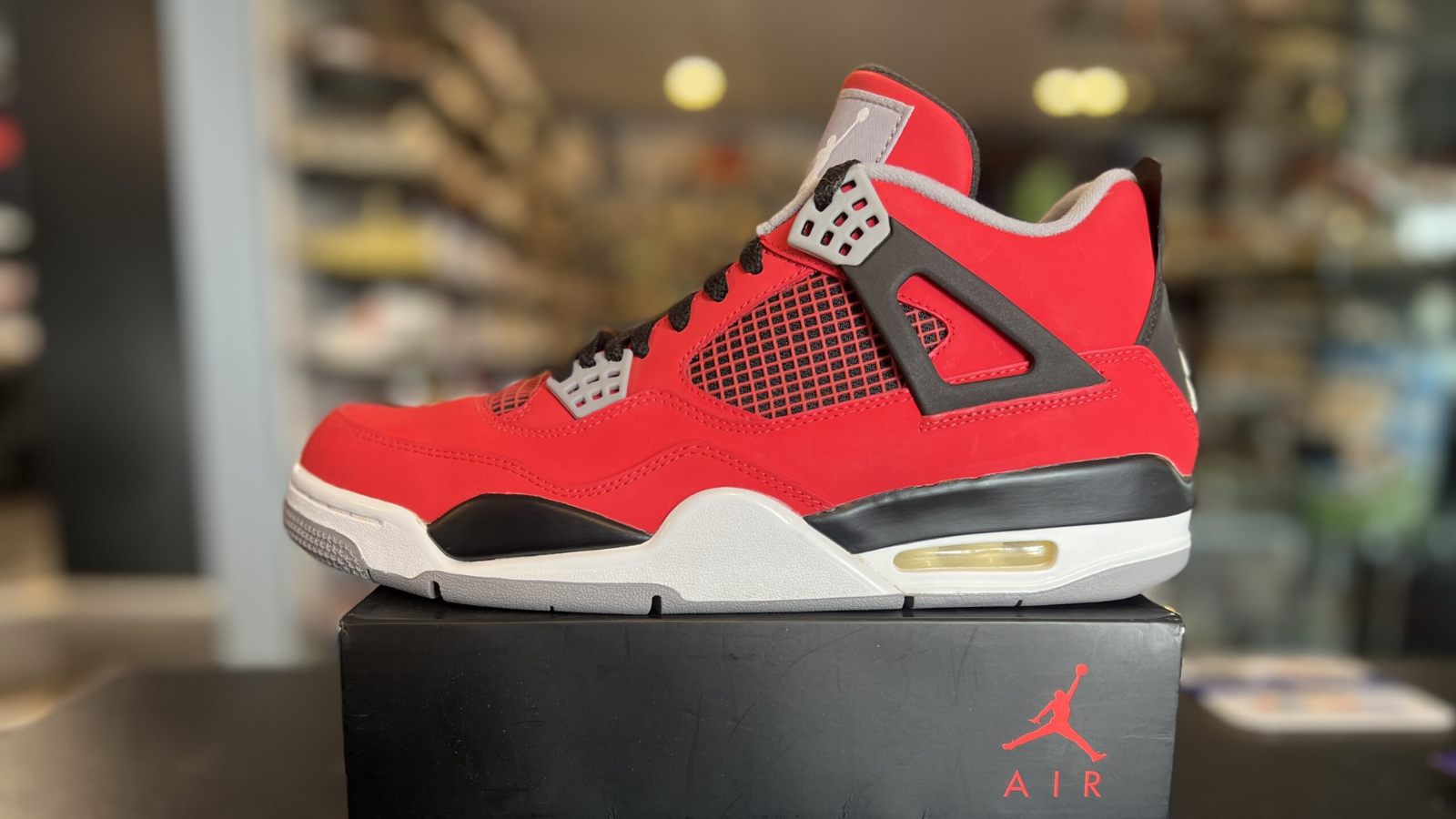 Hinh anh 8: Air Jordan 4 “Toro Bravo” phien ban 2026 voi thiet ke do ruc lua