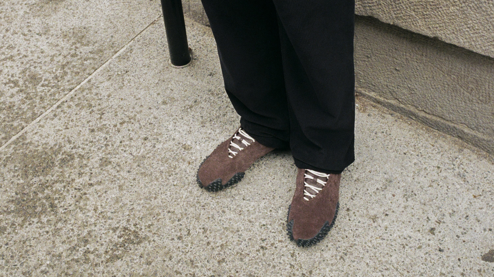 Hinh anh 1: Hinh anh giay JJJJound x PUMA Mostro voi thiet ke toi gian, phoi mau trung tinh va logo an, ra mat nam 2025.