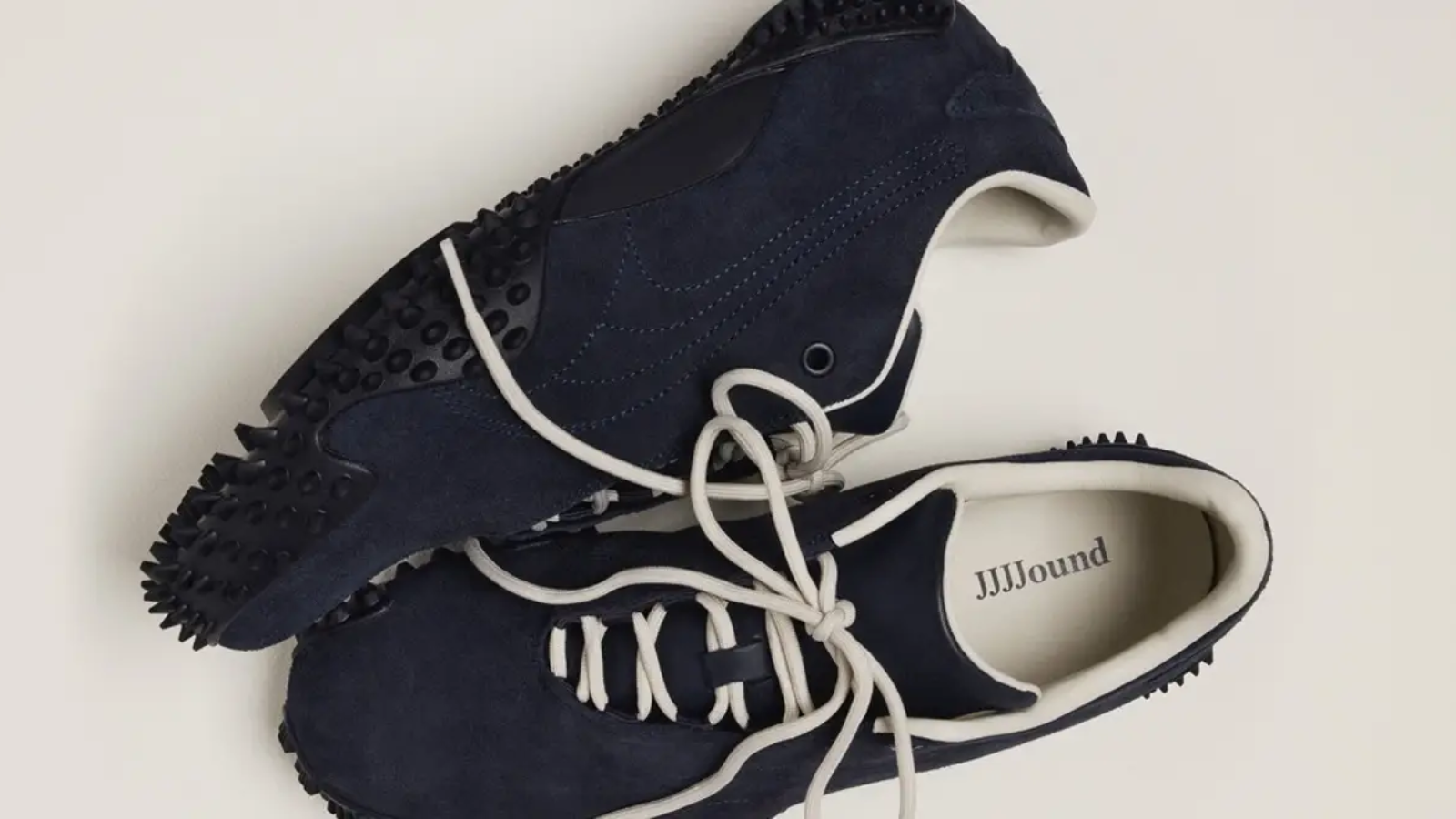 Hinh anh 6: Hinh anh giay JJJJound x PUMA Mostro voi thiet ke toi gian, phoi mau trung tinh va logo an, ra mat nam 2025.