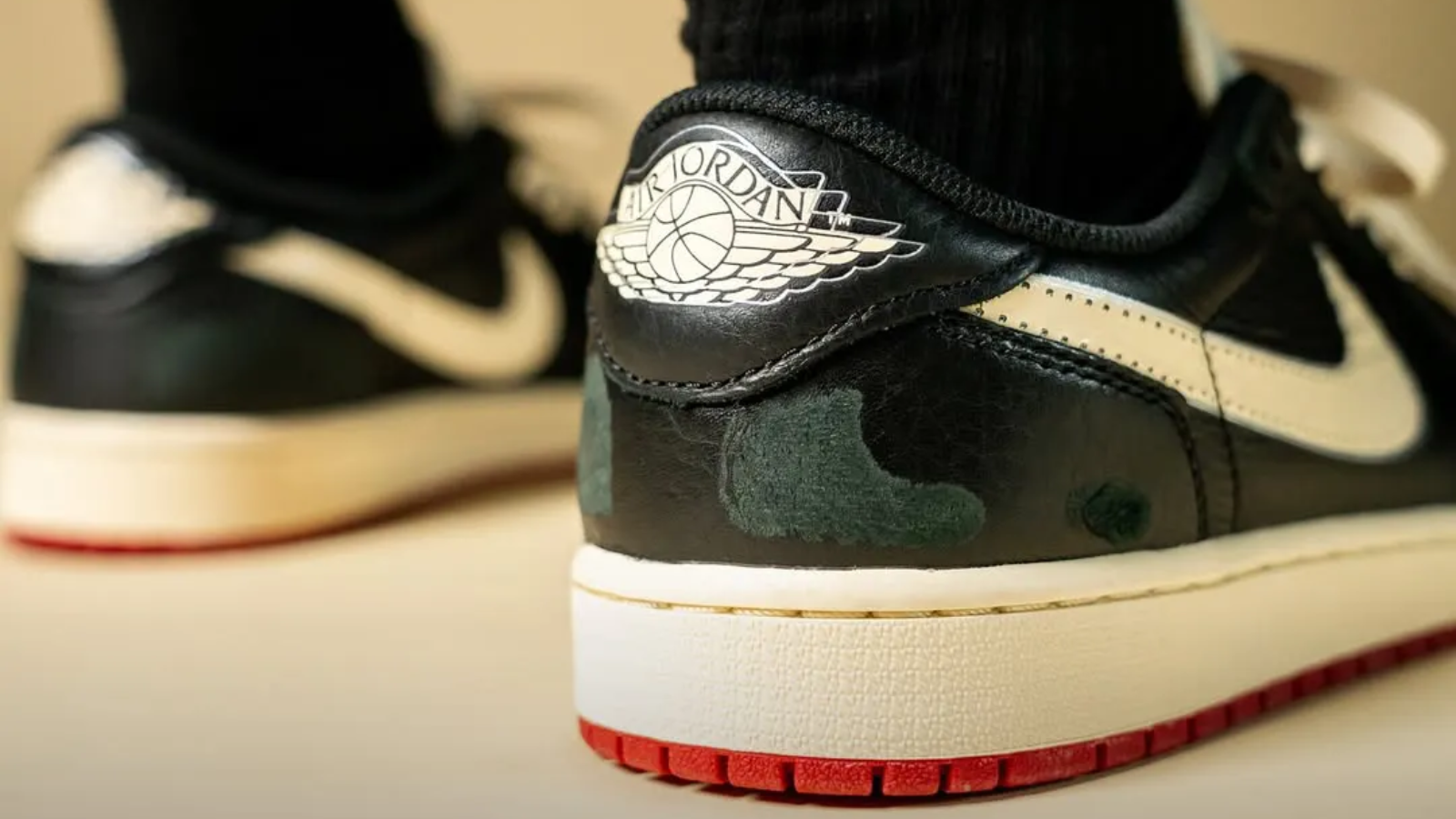 Hinh anh 3: Air Jordan 1 Low OG “Nitro” voi phoi mau Black/Muslin/Varsity Red, thiet ke boi Nigel Sylvester, bieu tuong thoi trang biker mua thu 2025.