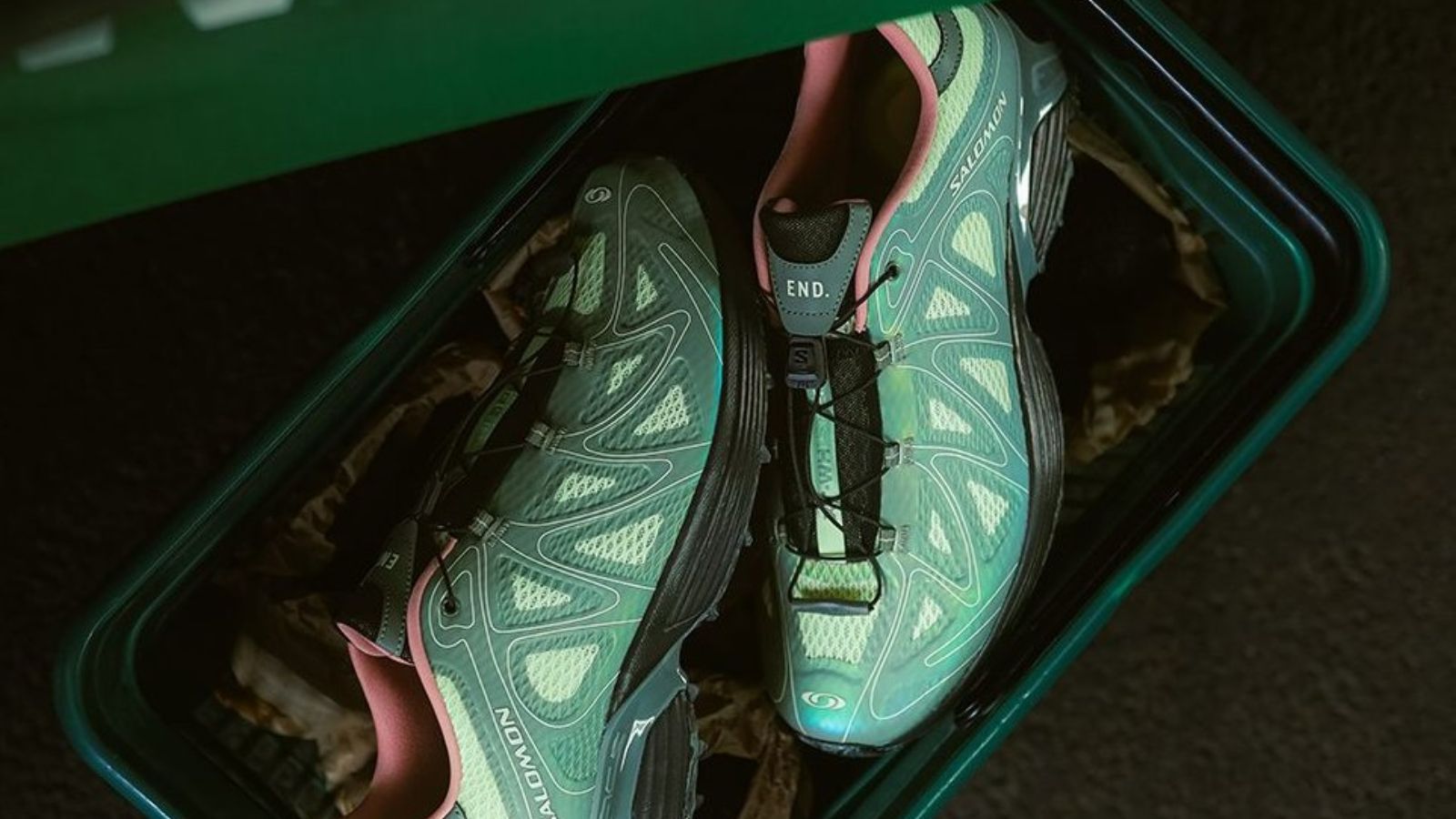 Hinh anh 2: END. x Salomon XT-Whisper Avocado - Giay sneaker lay cam hung tu qua bo voi phoi mau xanh la cay va trang, thiet ke doc dao va cong nghe tien tien.