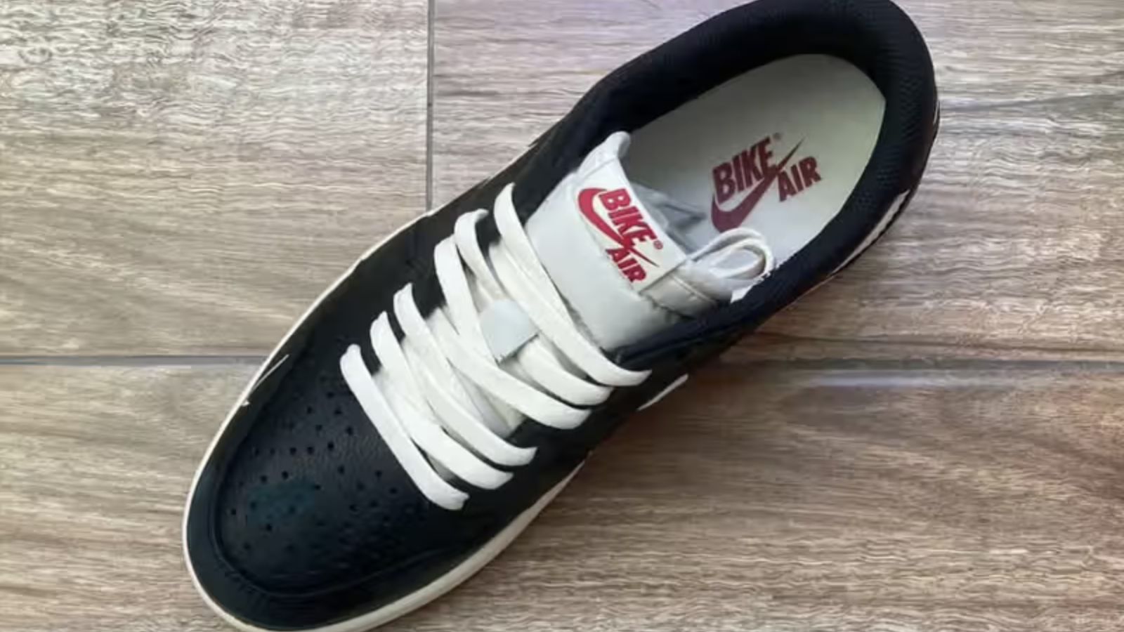 Hinh anh 6: Air Jordan 1 Low OG “Nitro” voi phoi mau Black/Muslin/Varsity Red, thiet ke boi Nigel Sylvester, bieu tuong thoi trang biker mua thu 2025.