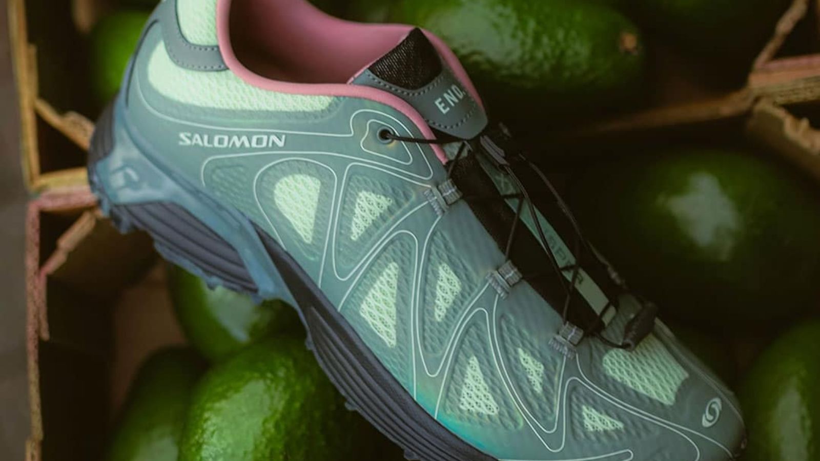 Hinh anh 6: END. x Salomon XT-Whisper Avocado - Giay sneaker lay cam hung tu qua bo voi phoi mau xanh la cay va trang, thiet ke doc dao va cong nghe tien tien.