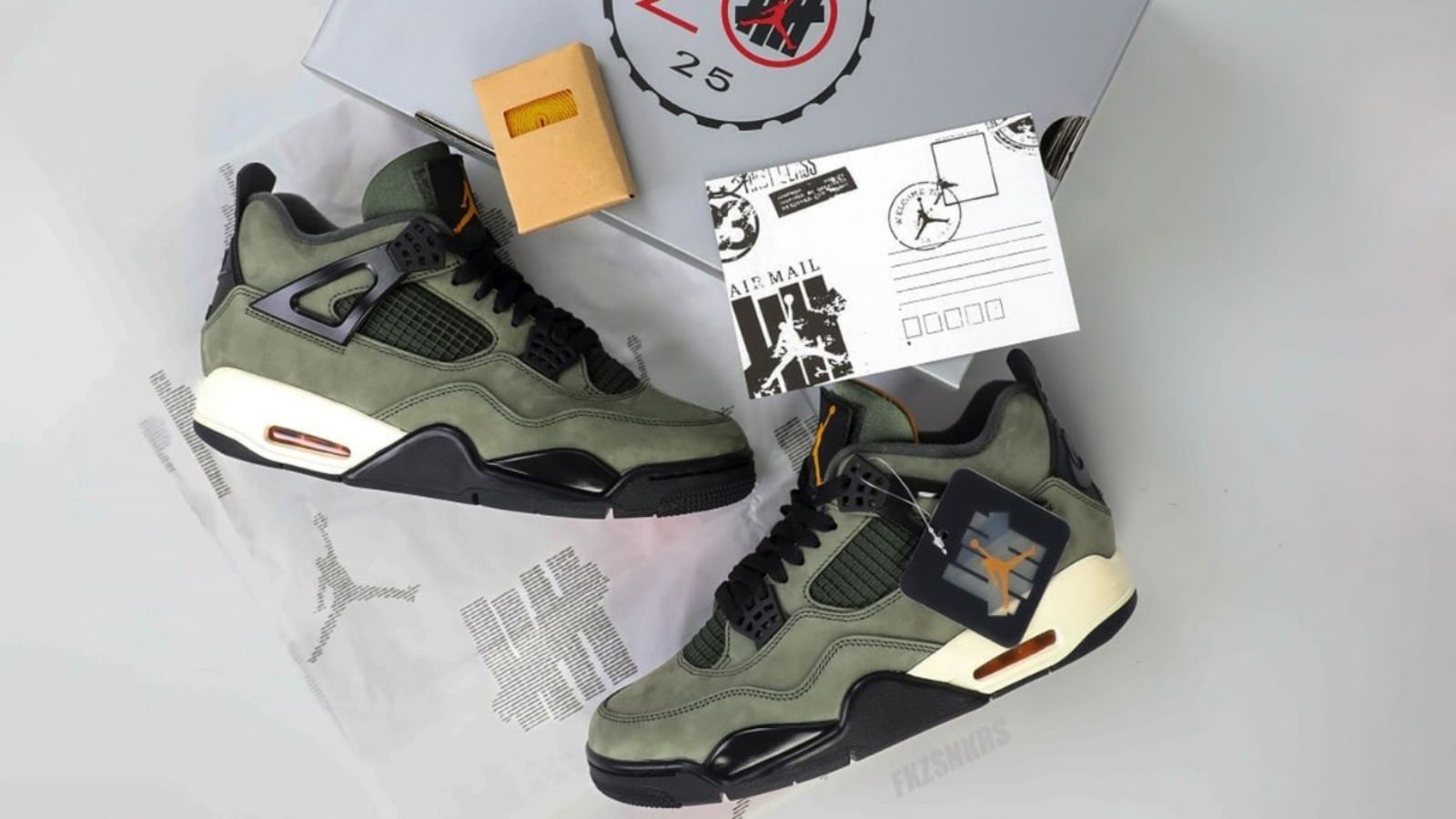 Hinh anh 1: Hinh anh doi giay Undefeated x Air Jordan 4 phien ban 2025 va 2005