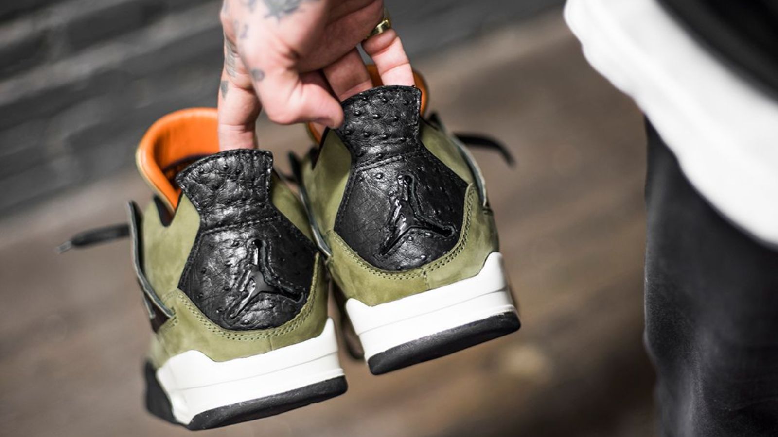 Hinh anh 2: Hinh anh doi giay Undefeated x Air Jordan 4 phien ban 2025 va 2005