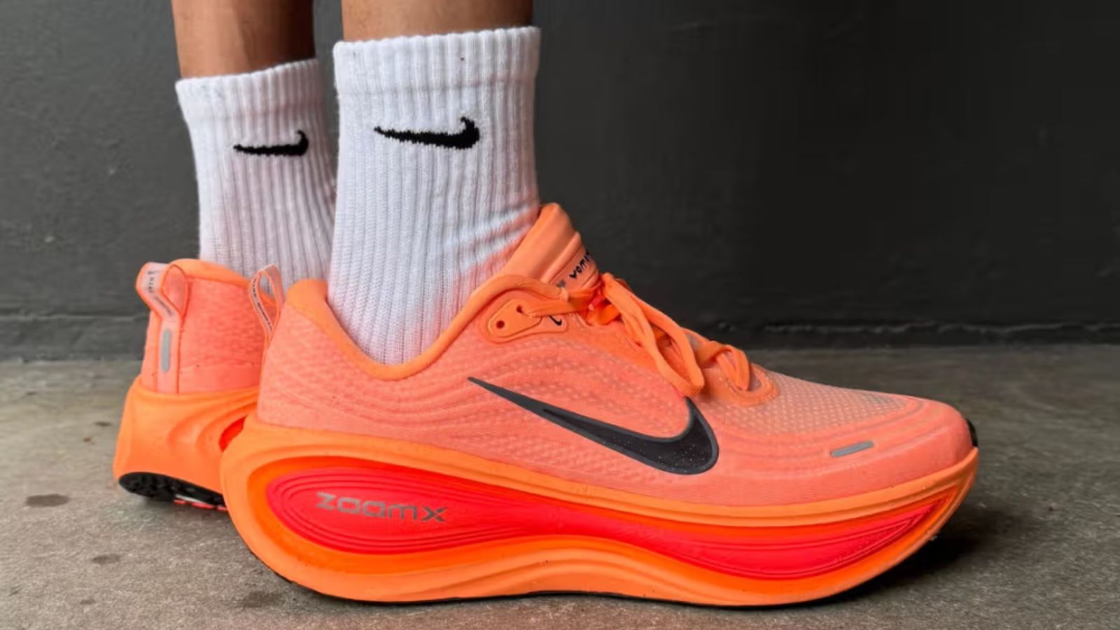 Nike Vomero Plus voi dem ZoomX va thiet ke thoang khi