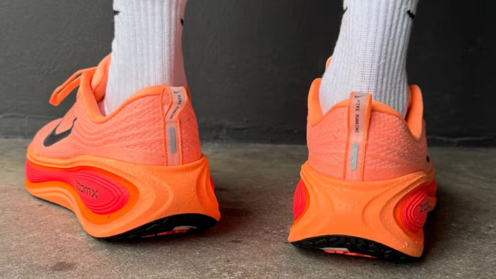 Hinh anh 1: Nike Vomero Plus voi dem ZoomX va thiet ke thoang khi