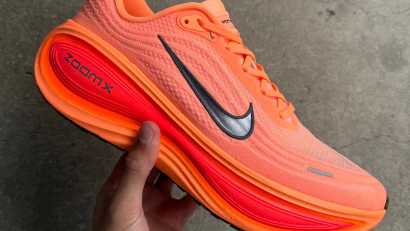 Hinh anh 6: Nike Vomero Plus voi dem ZoomX va thiet ke thoang khi