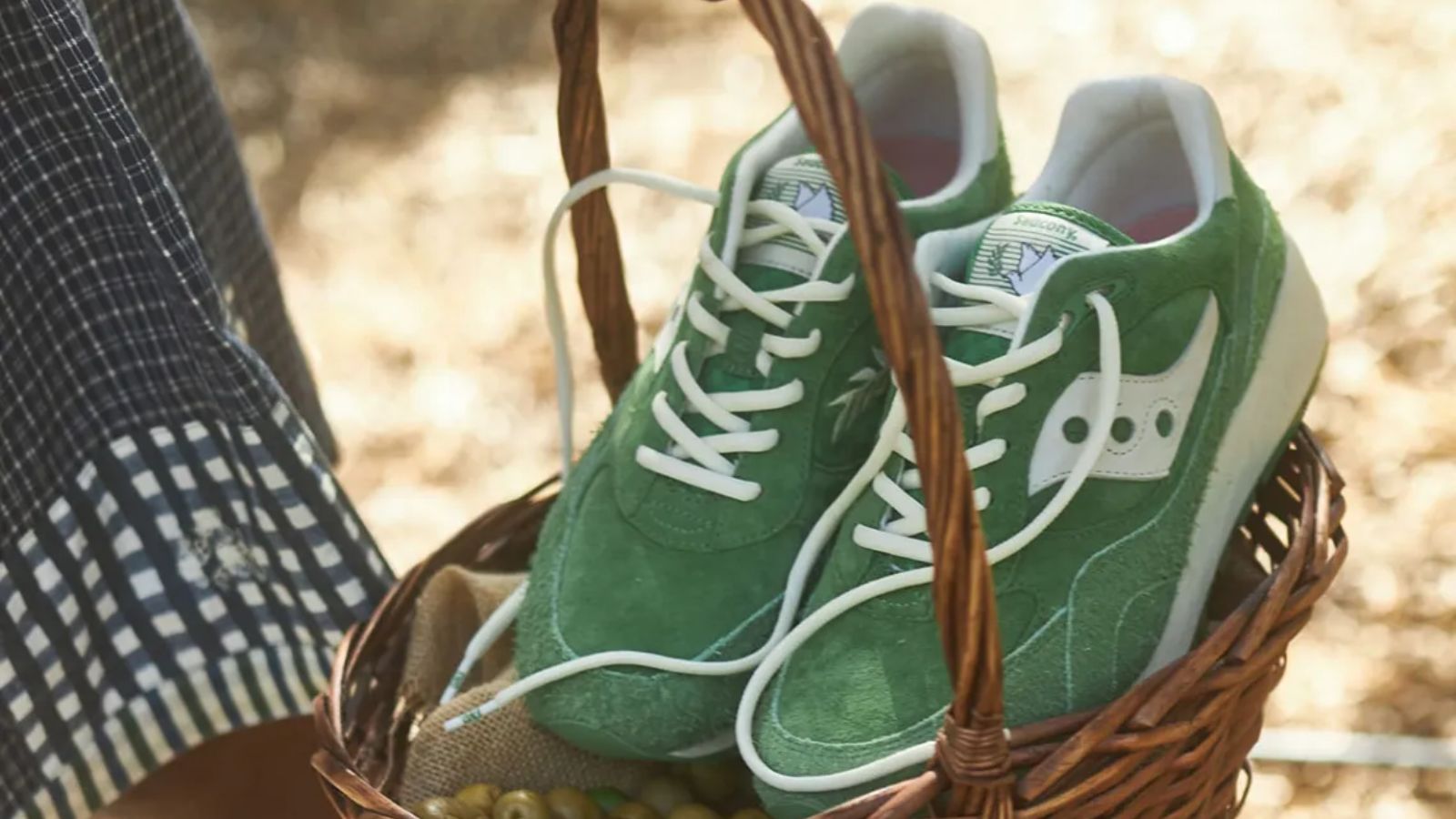 Hinh anh 1: Giay END. va Saucony voi thiet ke tong mau olive