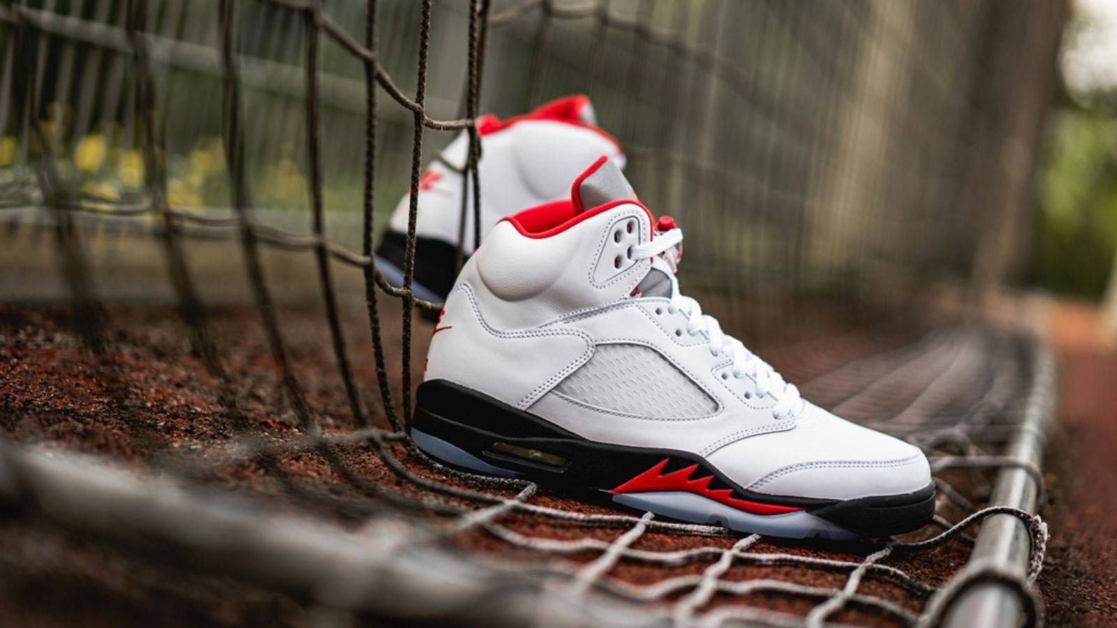 Hinh anh 1: Air Jordan 5 'Fire Red' - Bieu tuong van hoa giay the thao