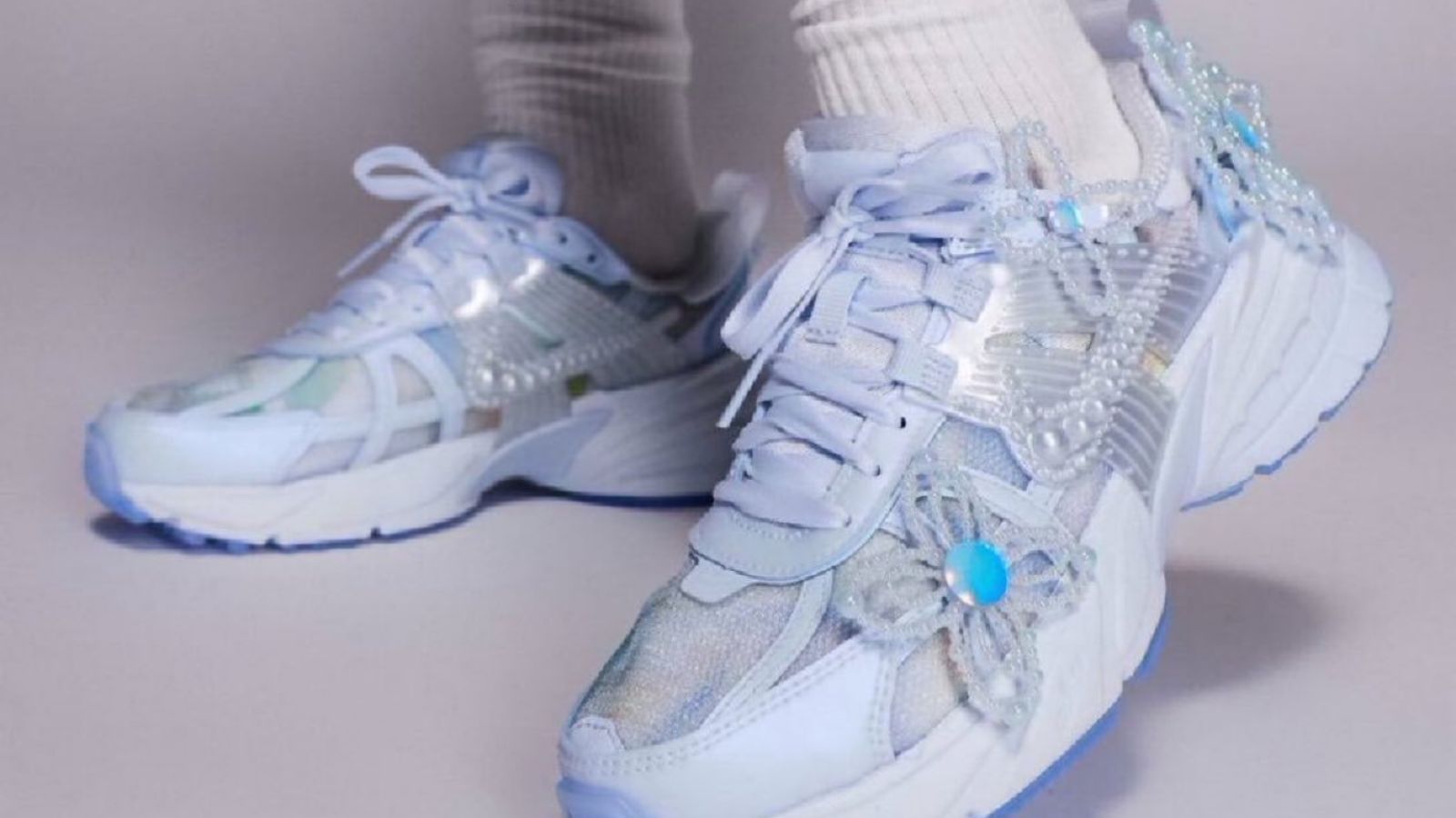 Hinh anh 4: Giay Nike Dunk Low Hydrogen Blue va V2K Run Blue Tint dinh ngoc trai cua Susan Fang.