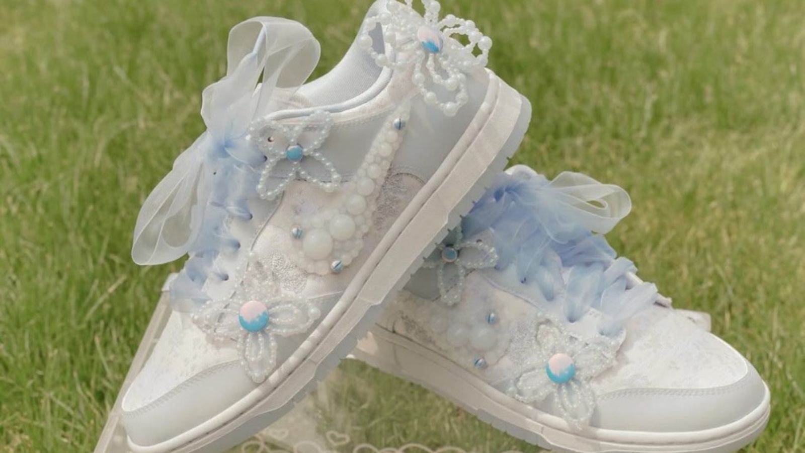 Hinh anh 2: Giay Nike Dunk Low Hydrogen Blue va V2K Run Blue Tint dinh ngoc trai cua Susan Fang.