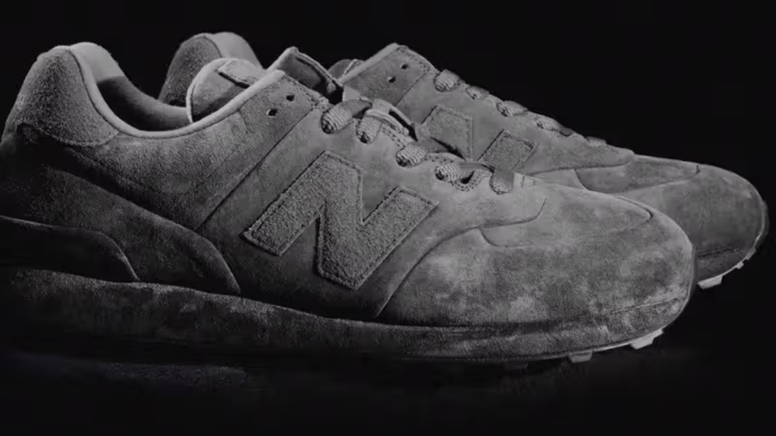 Hinh anh 1: Stone Island x New Balance 574 Ghost: Giay sneaker toi gian voi ba phoi mau Dark Brown, Grey, Navy, ra mat tai London Fashion Week.