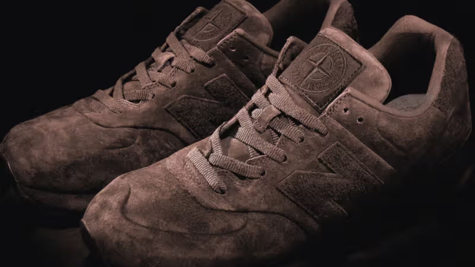 Hinh anh 2: Stone Island x New Balance 574 Ghost: Giay sneaker toi gian voi ba phoi mau Dark Brown, Grey, Navy, ra mat tai London Fashion Week.