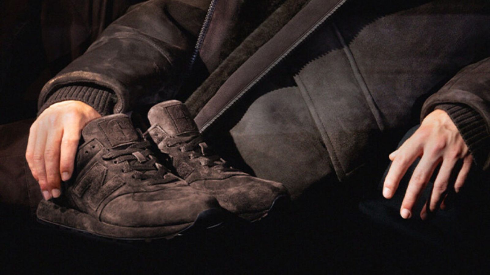 Hinh anh 4: Stone Island x New Balance 574 Ghost: Giay sneaker toi gian voi ba phoi mau Dark Brown, Grey, Navy, ra mat tai London Fashion Week.