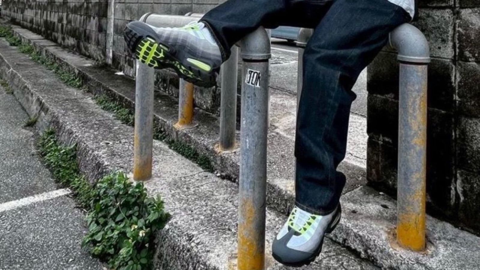 Hinh anh 1: Hinh anh Harajuku x Nike Air Max 95 phien ban moi tu atmos, noi bat voi sac xanh jade va chi tiet HRJK.