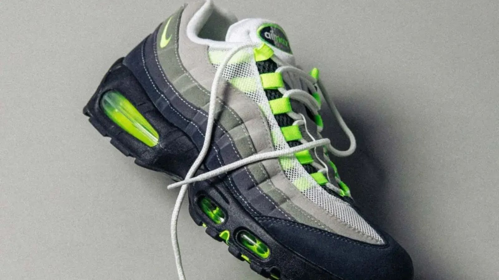 Hinh anh 3: Hinh anh Harajuku x Nike Air Max 95 phien ban moi tu atmos, noi bat voi sac xanh jade va chi tiet HRJK.