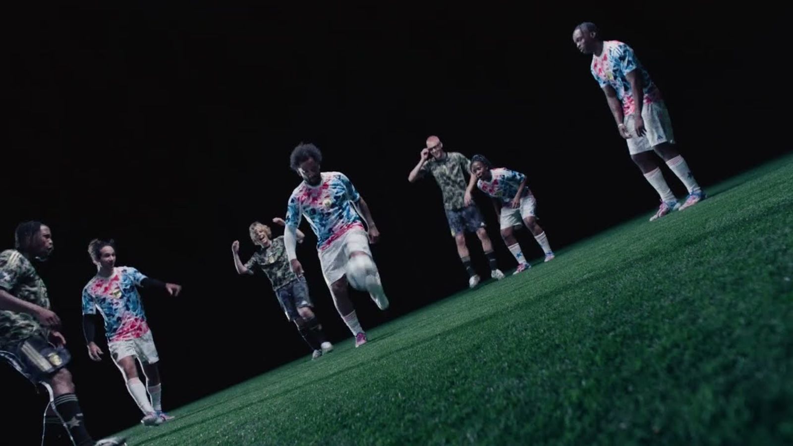 Hinh anh 6: Bo suu tap BAPE va adidas, giay bong da va streetwear