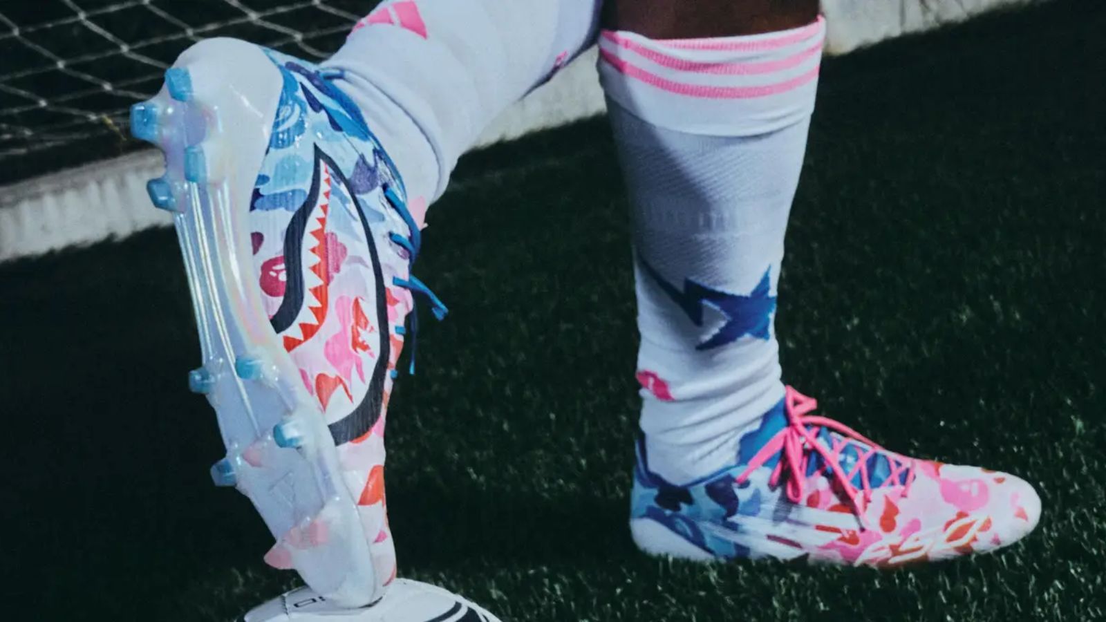 Hinh anh 4: Bo suu tap BAPE va adidas, giay bong da va streetwear