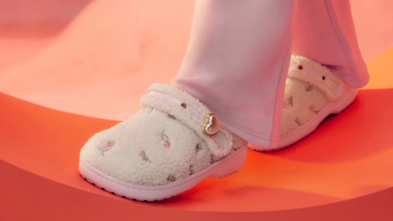 Hinh anh 4: Hollister x Crocs Classic Clog Unfurgettable Pink Milk voi thiet ke mau hong pastel va hoa theu.