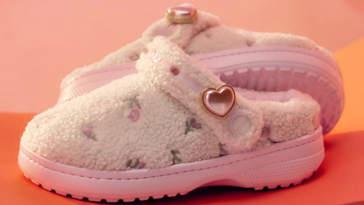 Hollister x Crocs Classic Clog Unfurgettable Pink Milk voi thiet ke mau hong pastel va hoa theu.